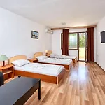 Koral מלון 2*